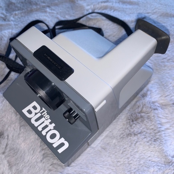 The Button Polaroid Land Camera - Picture 6 of 11